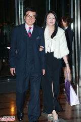 组图：直击晶刚香港大婚 黄百鸣携女儿现身