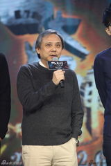 组图：刘亦菲咖啡误泼导演陈嘉上 尴尬道歉卖萌