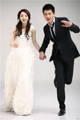 组图：高云翔董璇甜蜜婚纱写真曝光 