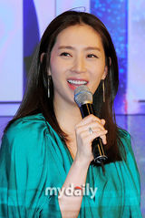 组图：韩星宋允儿导演张镇等任新选秀节目评委