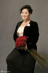 组图：王茜华优雅写真展现成熟女人味