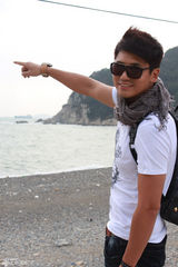 组图：于晓光韩国街拍 白T搭牛仔不失潮范