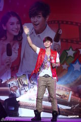 组图：罗志祥出席活动迟到玩求婚 刘心许飞同台