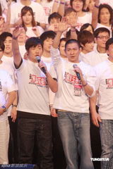 幻灯图：香港演艺界赈灾 刘德华成龙等群星演唱