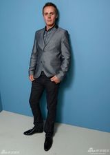 组图：《魔鬼犄角》主创拍写真 丹尼尔帅气亮相