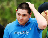 幻灯图：SJ成员强仁入伍现场 正式参军为期两年