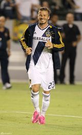 组图：贝克汉姆赛场出糗 偷摸私处被拍下