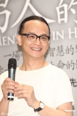 组图：萧亚轩力挺姚谦出书 现场首次收异性戒指