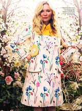 组图：邓斯特坐花丛姹紫嫣红 容颜俏丽如少女