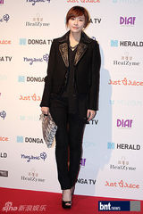 组图：韩星李珉廷秀香肩 泫雅等出席活动