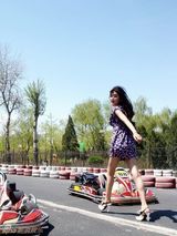 幻灯图：赵卓娜火辣变身 赛车女郎性感游走