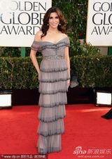 组图：金球奖乔-恰阿帕蕾丝宝塔裙亮相红毯