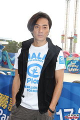 组图：郑伊健欧倩怡步行筹款 致力公益很开心