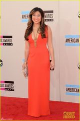 组图：《欢乐合唱团》韩裔女演员爆乳秀八字奶