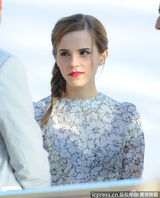 组图：艾玛-沃特森戛纳亮相 麻花儿辫俏皮可人