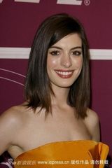 幻灯图集：安妮-海瑟薇亮相女性权力餐会秀美背