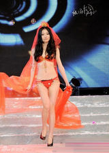 组图：成都理工上演内衣秀 美腿爆乳比基尼上阵