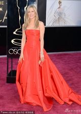 组图：安妮斯顿红裙大气 和男友贾斯汀秀恩爱