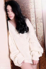 组图：姜欣雨拍居家写真 新戏中变身摇滚女孩儿 