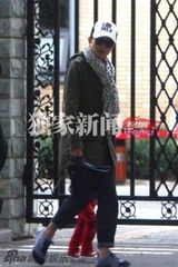 组图：文章驾车接女儿放学 边走边聊父女情深