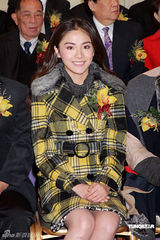 幻灯：张卫健澄清婚变传闻 小柏芝贡米亮相香江