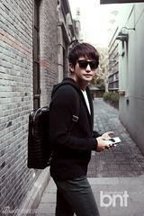 组图：朴施厚中国时尚街拍 自然休闲帅气足