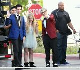 组图：艾薇儿拍MV露短腿 网袜性感烟熏装魅惑