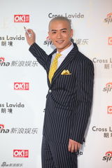 组图：魏千翔亮相街拍盛典光头抢镜