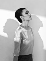 组图：小宋佳登封面气场强大 展现性感知性美