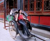 组图：邓紫棋前往成都宣传 大啖地道四川美食