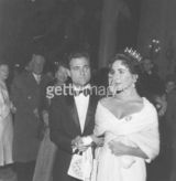 组图：伊丽莎白-泰勒与历任丈夫甜蜜瞬间