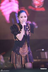 组图：Twins开唱庆出道十年 镇定处理现场意外