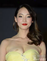 组图：上海选美冠军走秀挤奶 礼服下滑露点