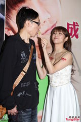 组图：AV版郭采洁香港宣传新片 大秀傲人事业线