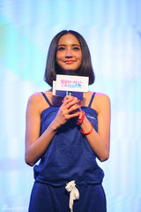 组图：张歆艺吊带装为中国奥运健儿加油