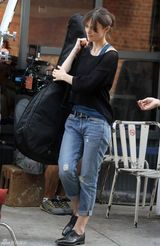 组图：凯拉-奈特莉与马克-鲁弗洛片场谈笑风生