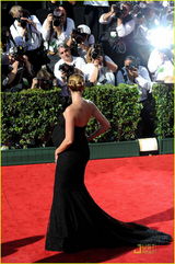 高清组图：名模克鲁姆大肚如箩 与老公牵手亮相