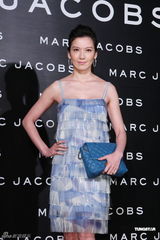 组图：林熙蕾与陈柏霖携手看秀 拼龙子顺其自然