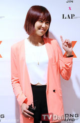 组图：孔孝真下衣失踪时尚出席纪念活动