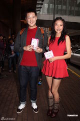 组图：陈嘉桓着短裤宣传产品 引男粉丝要求合照