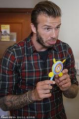 组图：小贝杭州探望病童 嘟嘴卖萌搞笑耍宝