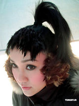 幻灯图：谢安琪冰岛拍新专辑封面 飘逸白衣水中行