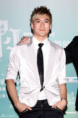 组图：炎亚纶等出席戏剧首映 自曝床戏越看越精彩 