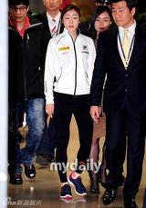 组图：金妍儿返韩引媒体蜂拥 亮相记者会卖萌