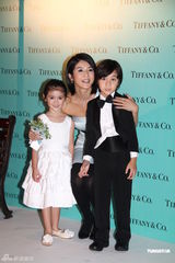 组图：杨采妮出席商业活动 回应金城武新恋情传闻