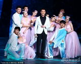 组图：冯绍峰深情演绎《月亮代表我的心》