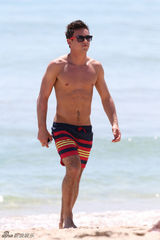 组图：英国跳水正太戴利海滩度假 身材略显发福