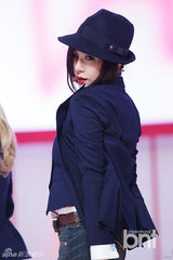 组图：少女时代回归打榜夺冠 西装礼帽显帅气