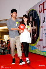 组图：周冬雨窦骁香港宣传《山楂树之恋》