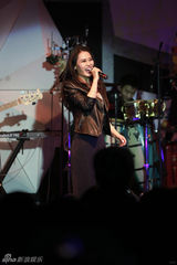 组图：袁娅维北京开唱 刘欢现场喊话称赞